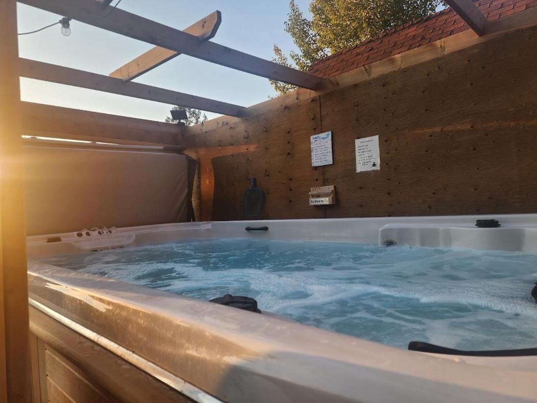 Motel Tyrol Radium Hot Springs Esterno foto